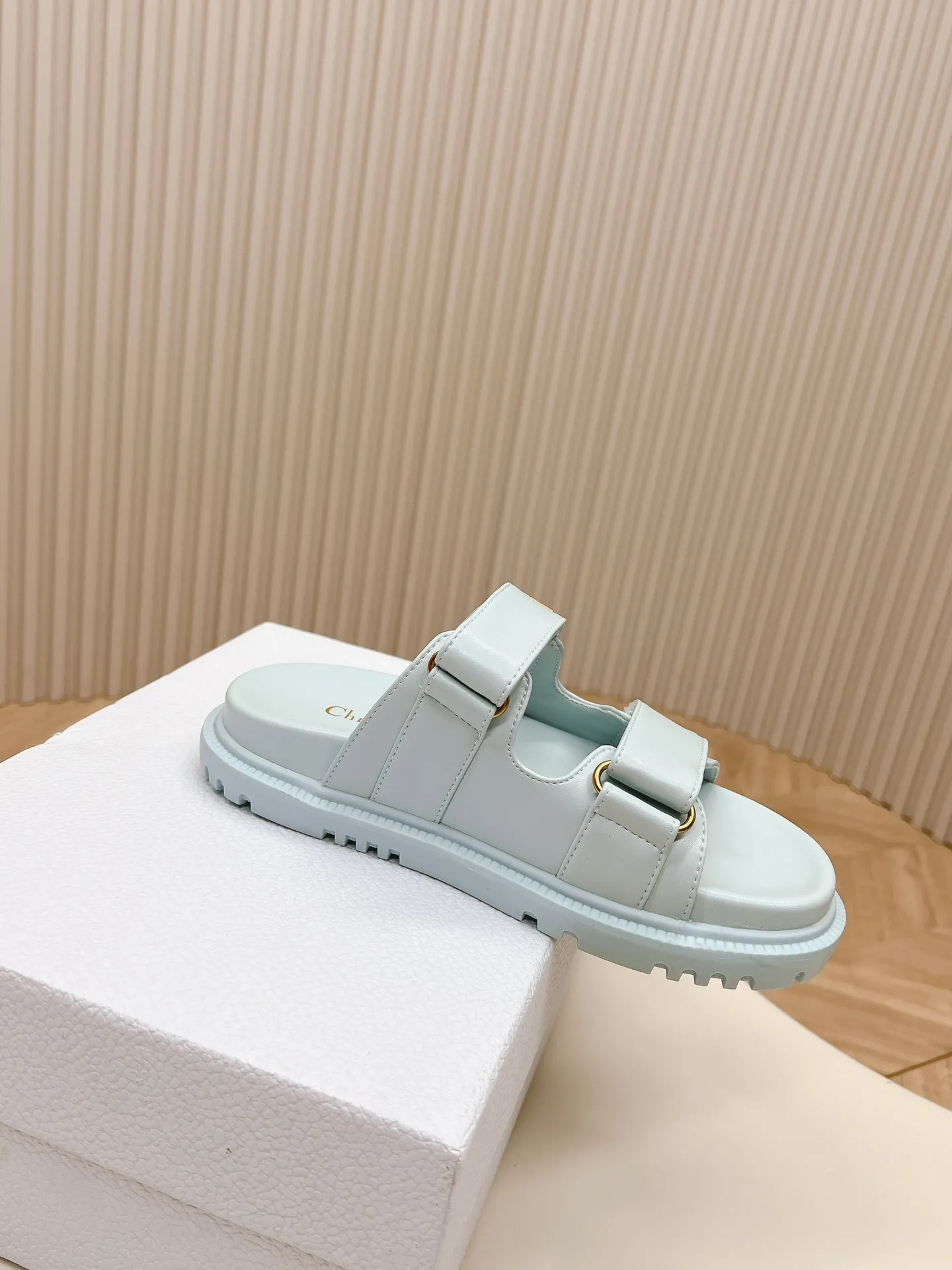 👟👟Ex-factory price 460👟👟 DIOR classic sandals This mixed sheepskin DiorAct sandal is fashionable. Paired with an insole that fits the shape of your foot, it's made of exceptionally lightweight and comfortable leather. The upper straps are fastened with Velcro and are decorated with a gold-finish metal "Dior" logo, which complements the style design. These sandals add a modern edge to any look.  🌟Fabric: Imported mixed sheepskin 🌟Lining: Imported sheepskin 🌟Outsole: TPU original outsole 🌟Code number: 35-42 (41 42 customized, non-returnable)